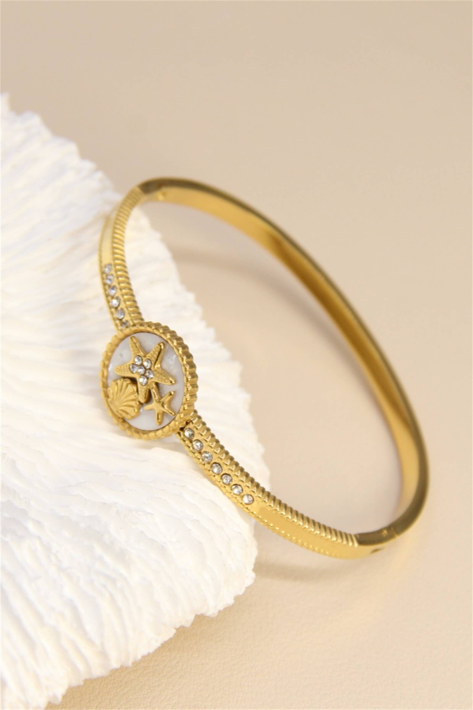Bracelet Jonc En Acier Avec Étoiles De Mer Et Coquillages