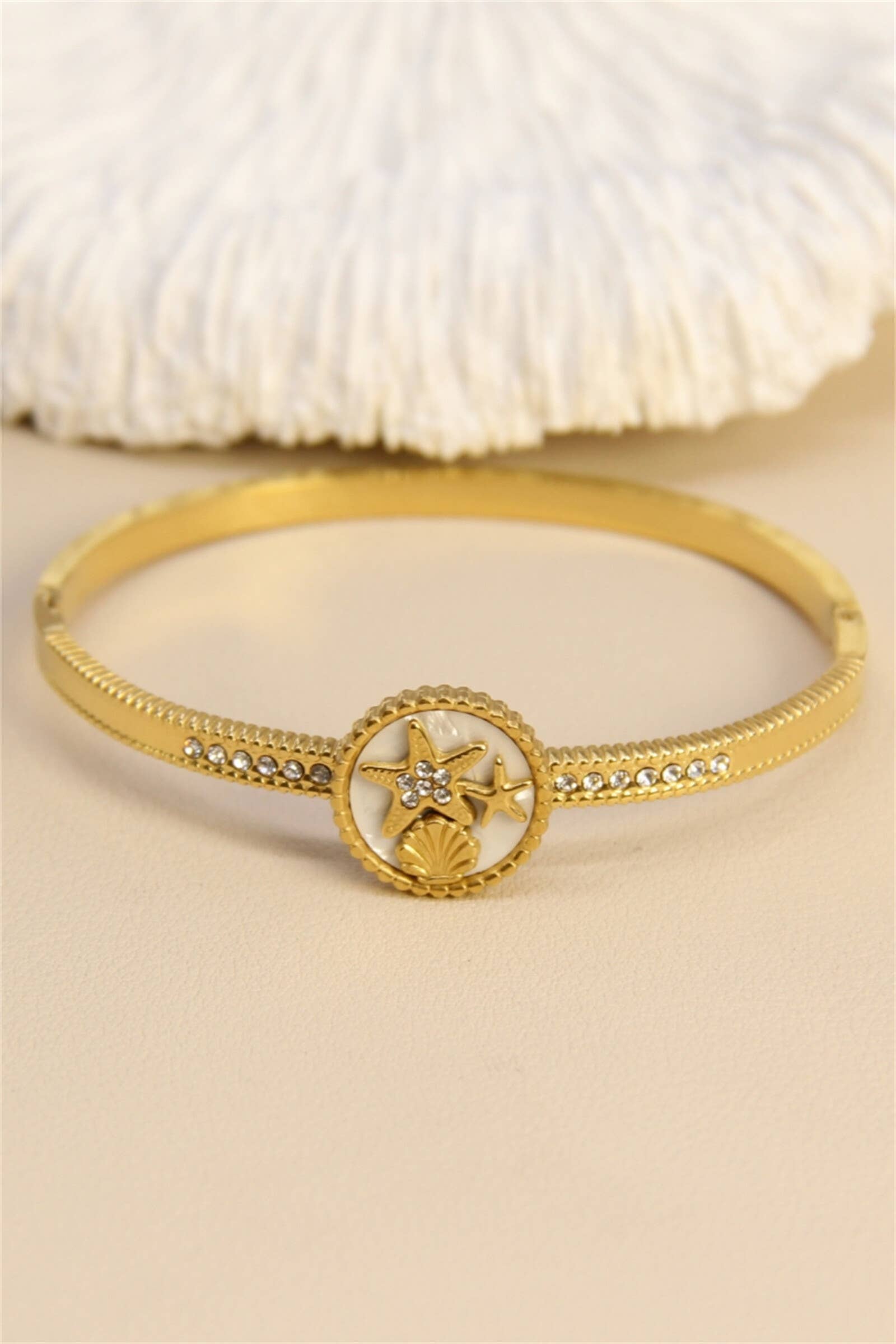Bracelet Jonc En Acier Avec Étoiles De Mer Et Coquillages